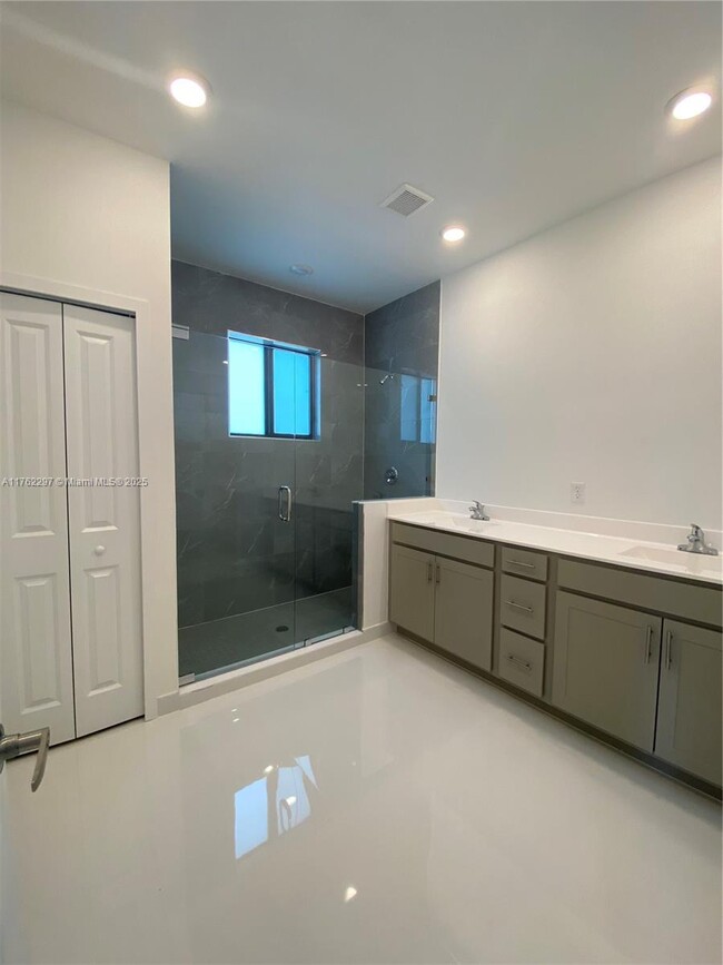 Foto del edificio - 2434 SW 145th Pl