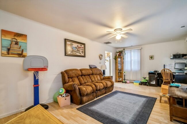 Family Room - 1107 S 3rd Ave