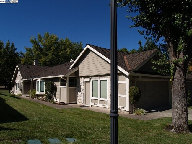Building Photo - 647 Doral Dr