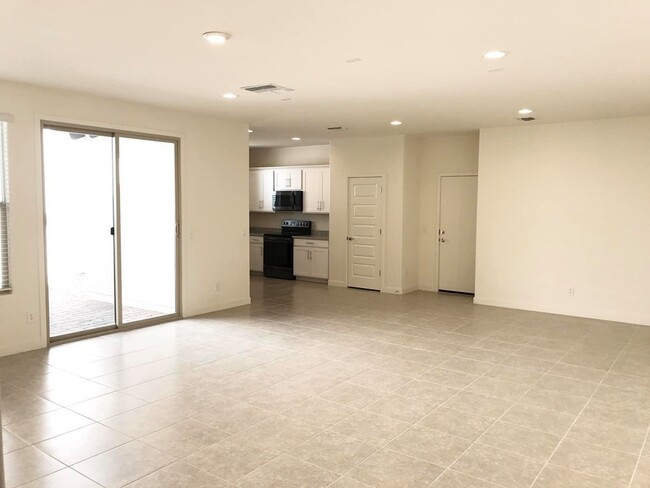 Building Photo - 3-bedroom + den in gated community of Las ...