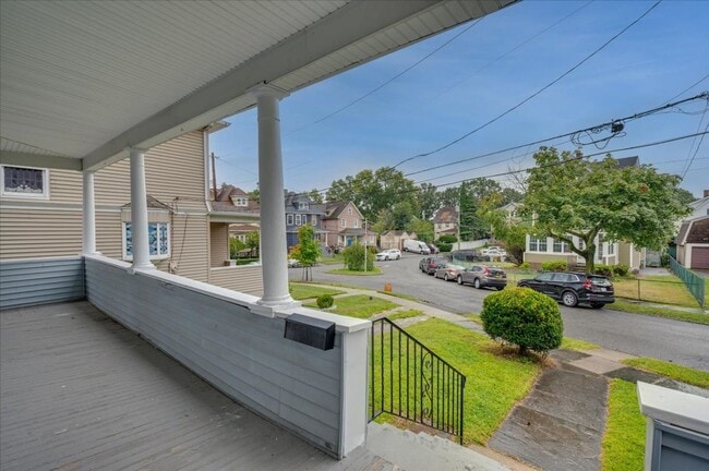 Building Photo - 4 Bed 1 Bath Large Home
