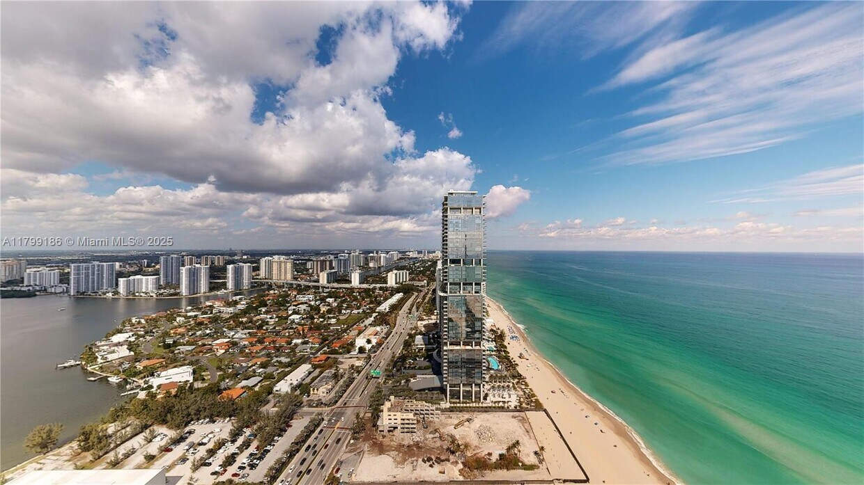 Foto principal - 18201 Collins Ave