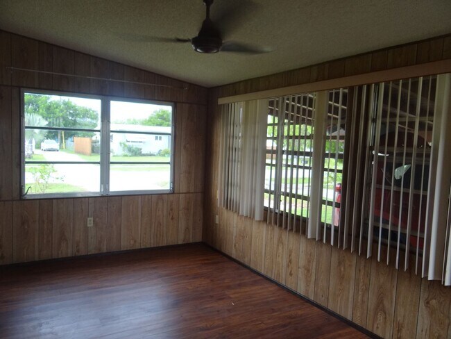 Foto del edificio - Port Charlotte Annual Rental. 2 bed, 2 bath, 1 carport