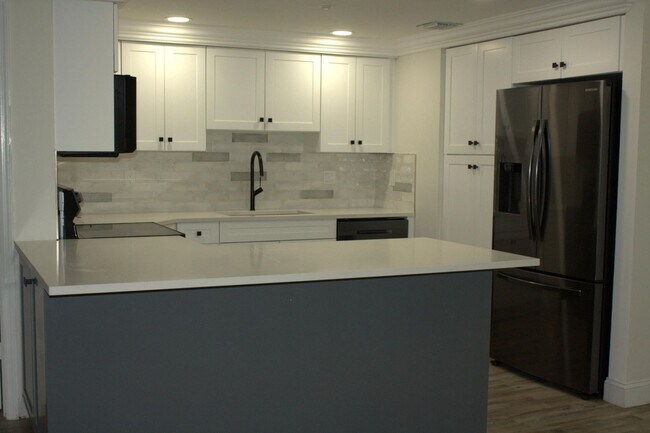Building Photo - 4401 Crystal Lake Drive 206, Deerfield Bea...