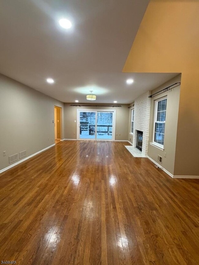 Building Photo - 41 Manor Dr