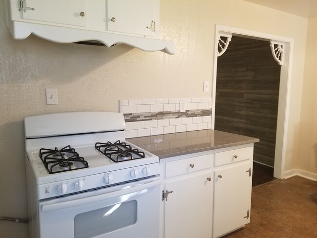 gas range and quartz countertops - 337 hurst dr