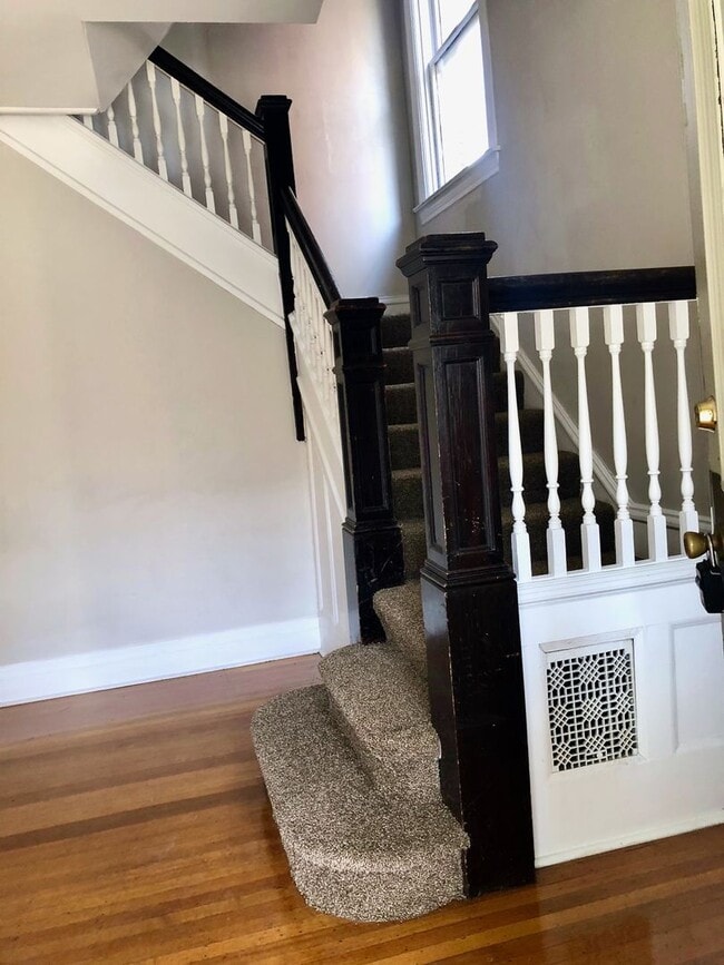 Building Photo - *** Amazing Shadyside Apartment * Walk to everything * Pet Friendly * Duplex Style Apartment * Lu...
