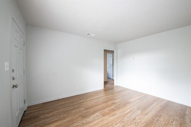 Foto del edificio - 5900 Glen Meadow Dr