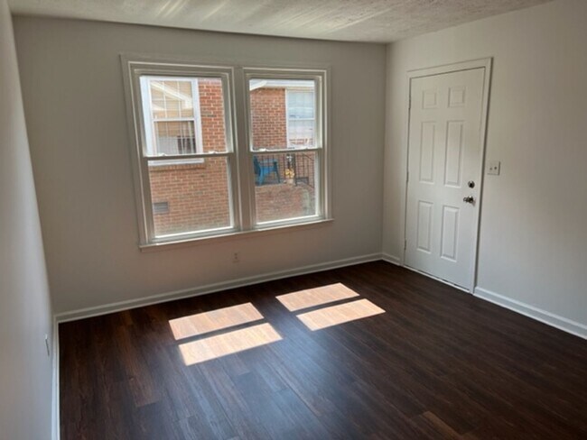 Foto del edificio - Quaint Sylvan Heights Duplex