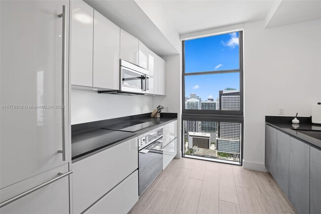 Building Photo - 1010 Brickell Ave