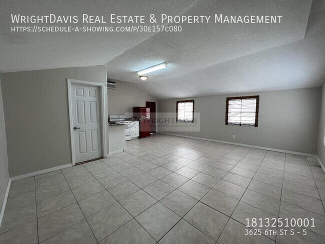 Building Photo - Updated Studio home in St Pete!