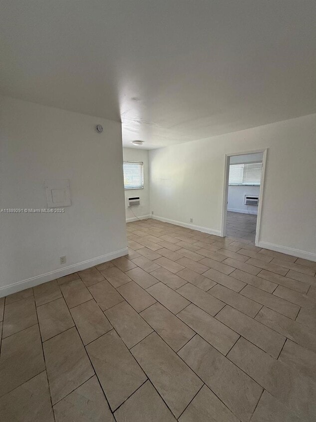 Primary Photo - 7155 Rue Notre Dame