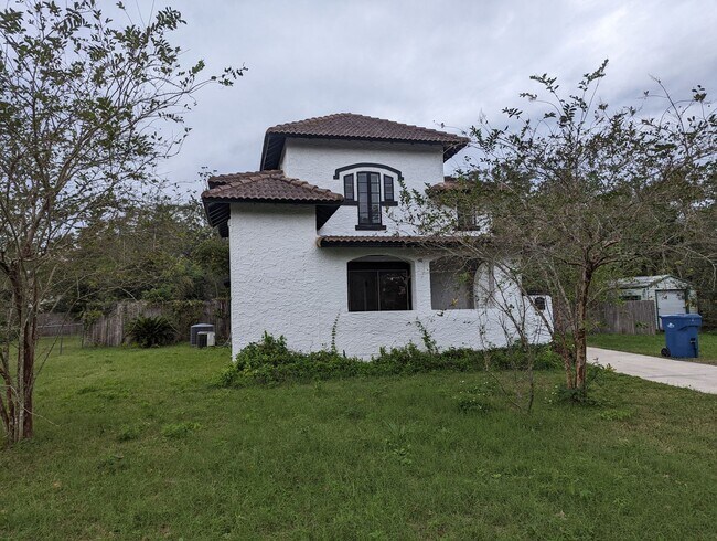 Building Photo - Spanish style home circa 1926.