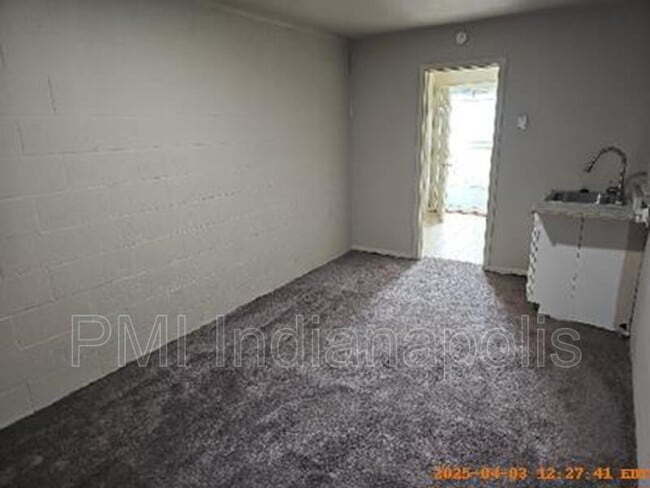 Building Photo - 121 W William Dr