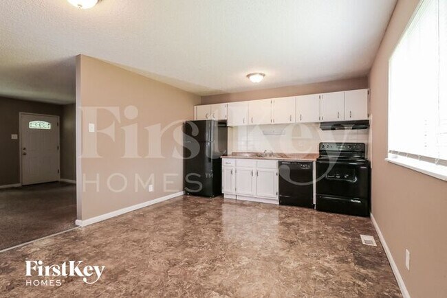 Building Photo - 1960 Courtyard Pl