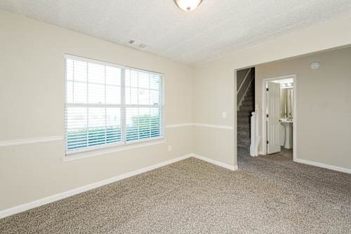 Foto del edificio - 6604 Valley Hill Dr