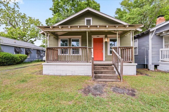 Foto del edificio - Savannah Eastside Home | 2 Bed 1 Bath | Remodeled Kitchen | In-Unit W/D | Private Driveway
