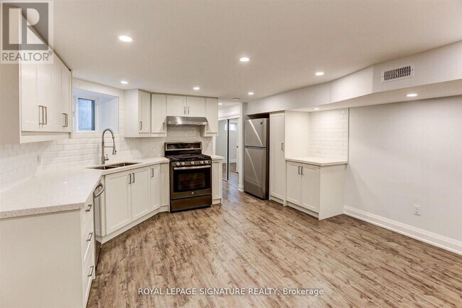 Building Photo - 709 Gladstone Ave