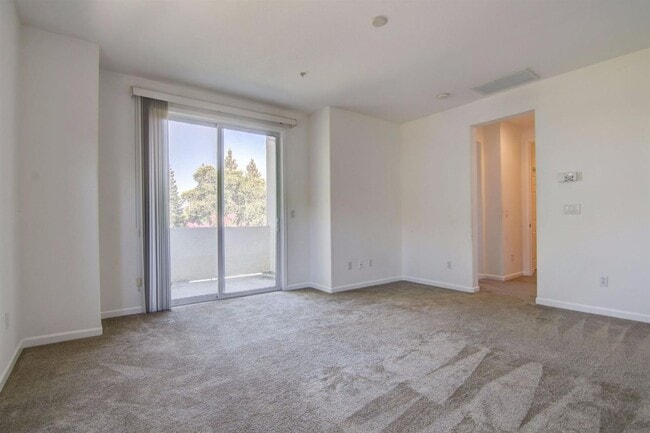 Building Photo - Beautiful 4 Bedroom, 2.5 Bath Condo for Rent in Elk Grove
