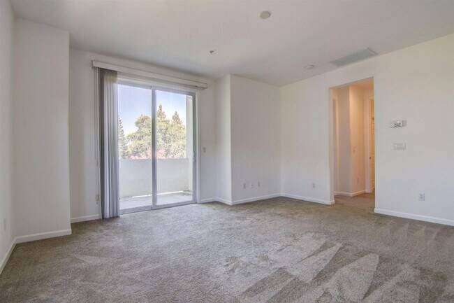 Foto del edificio - Beautiful 4 Bedroom, 2.5 Bath Condo for Rent in Elk Grove
