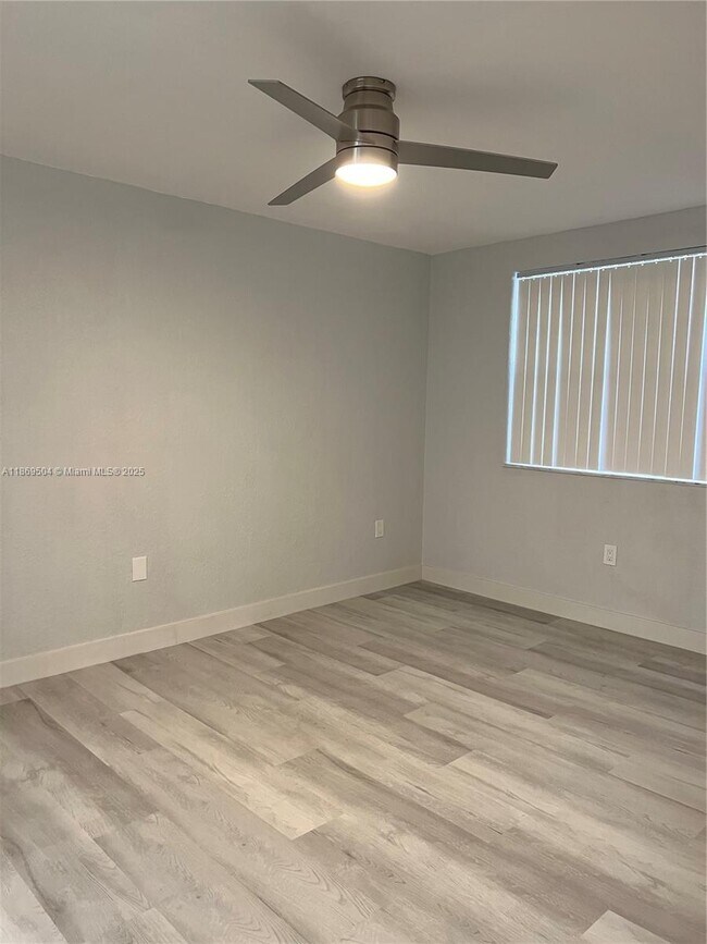 Foto del edificio - 2871 N Oakland Forest Dr