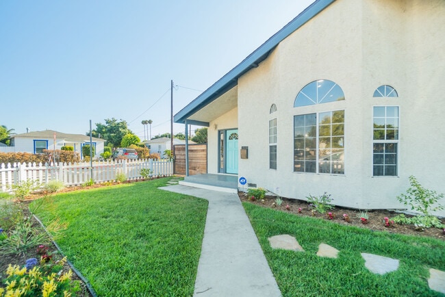 Front Yard - 2801 Daisy Ave