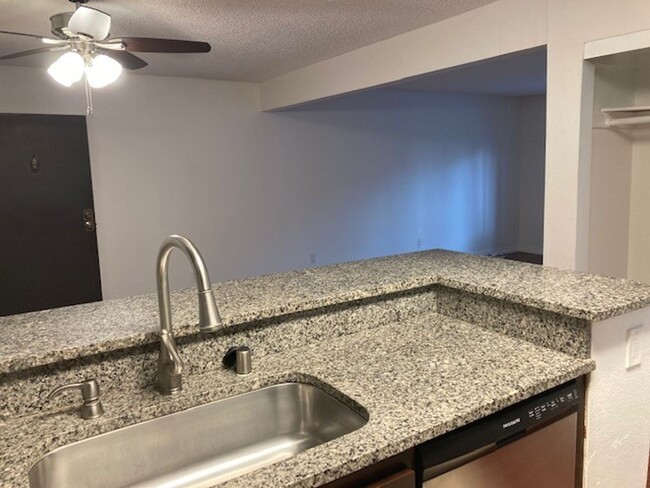 Foto del edificio - Spacious 2 Bed Condo in Del Cerro!