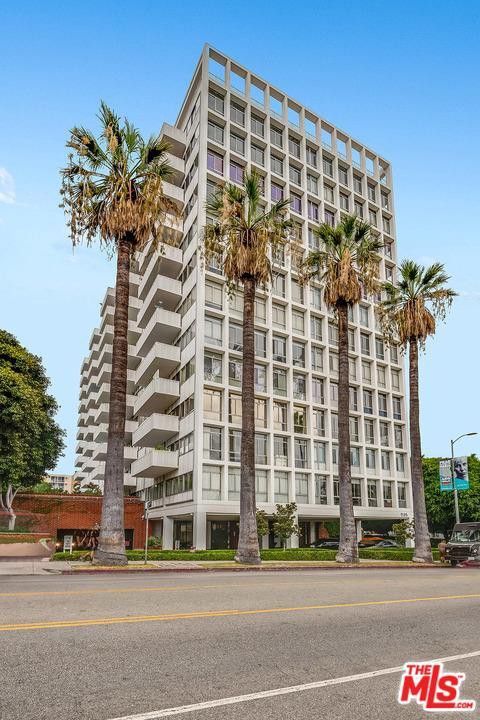 Building Photo - 7135 Hollywood Blvd
