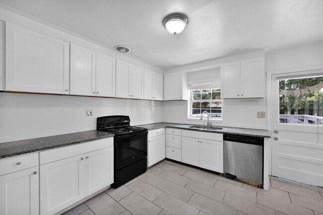 Building Photo - Stunning 3-Bedroom, 2-Bath Home in Desirable Mandarin Neighborhood!