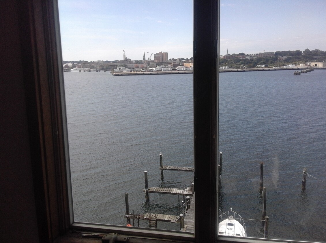 Ventana de la sala de estar - 119 Thames St