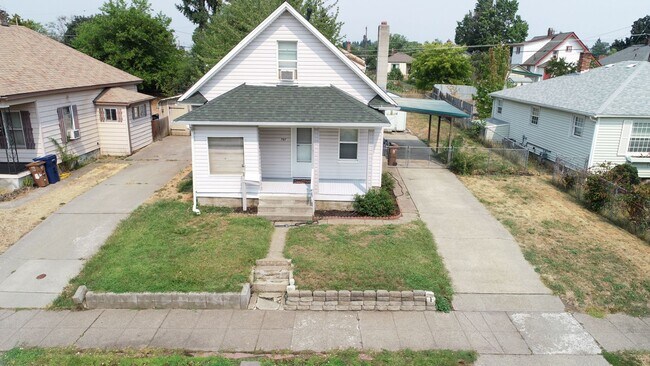 Building Photo - Cute older Craftsman home on locate on Spo...