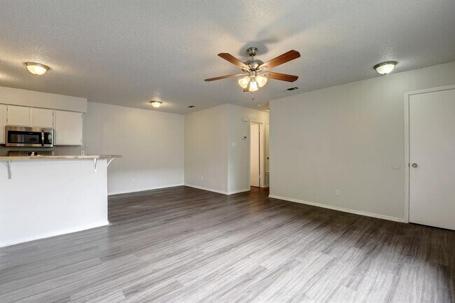 Foto del edificio - 5303 Spring Meadow Rd