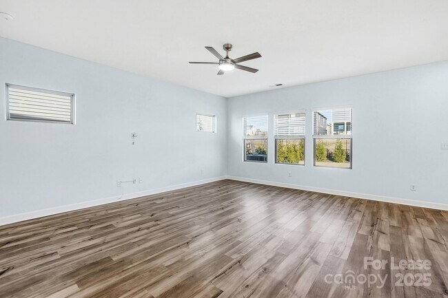 Building Photo - 3909 Woodland View Dr