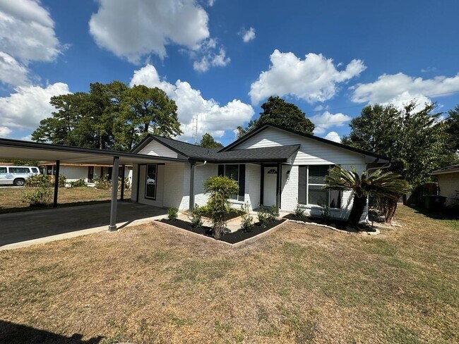 Foto del edificio - 6302 French Chateau Dr