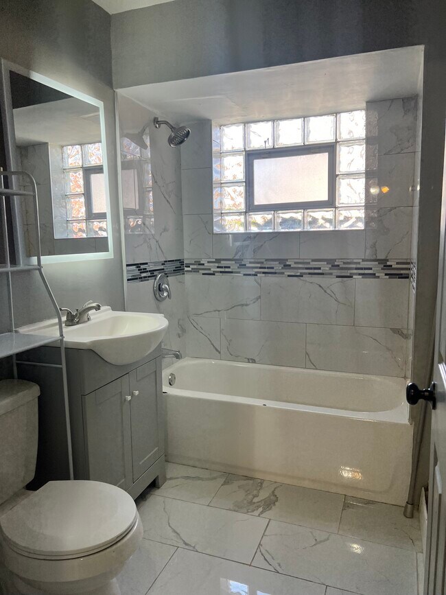 Full bath - 7915 S Dobson Ave