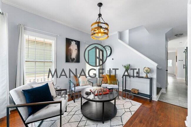 Building Photo - Cozy 3 bedroom house located one block from the Beltline!