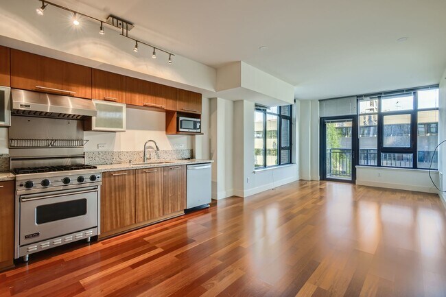 Foto del edificio - Gorgeous 2 Bed Unit @ The Gallery - Belltown Living at its Finest!