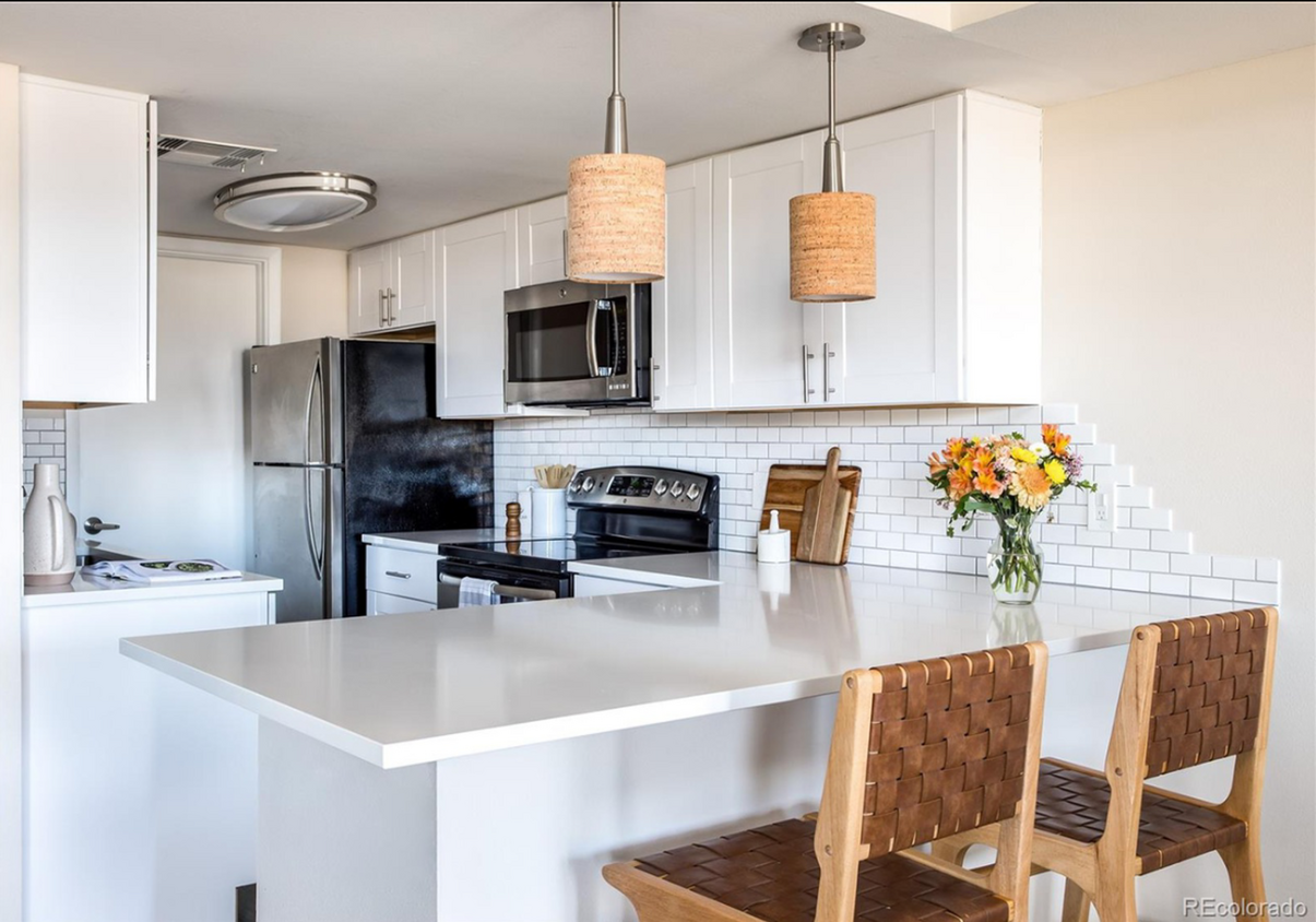 Foto principal - Updated 2 Bed 2 Bath in Denver's Mayfair N...
