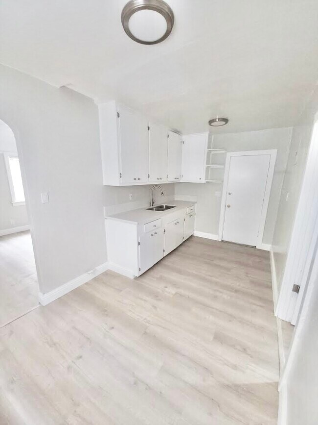 Building Photo - 8830 Bandera St