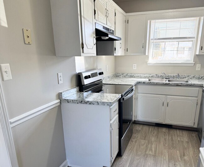 Foto del edificio - Newly Renovated Three Bedroom Close to Ft. Campbell
