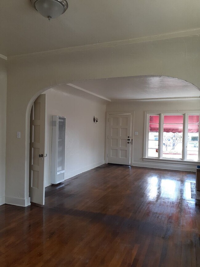 Building Photo - Great 3 Bedroom Home Located in Normal Hei...