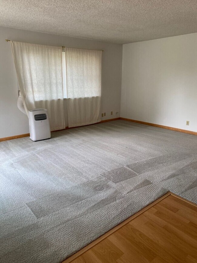 Foto del edificio - Beautiful Two BR Condo Across From Gateway...