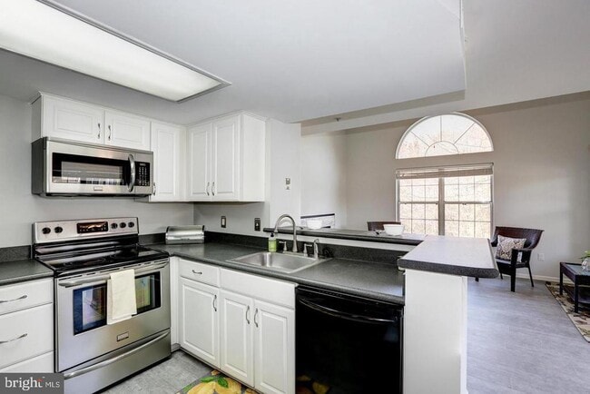 Building Photo - 921 Hillside Lake Terrace