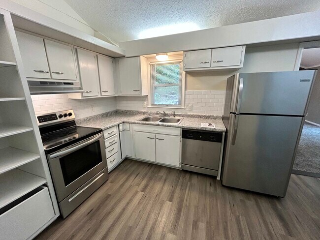 Building Photo - 3302 E 106th Ter