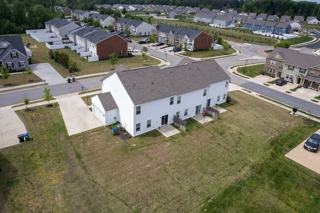 Building Photo - Luxury 3 Bedroom, 2.5 Bathroom Home for re...