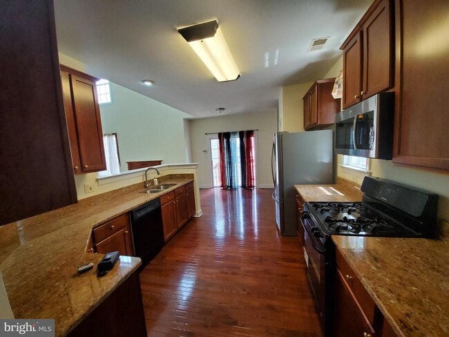 Building Photo - 102 Burnet Crescent