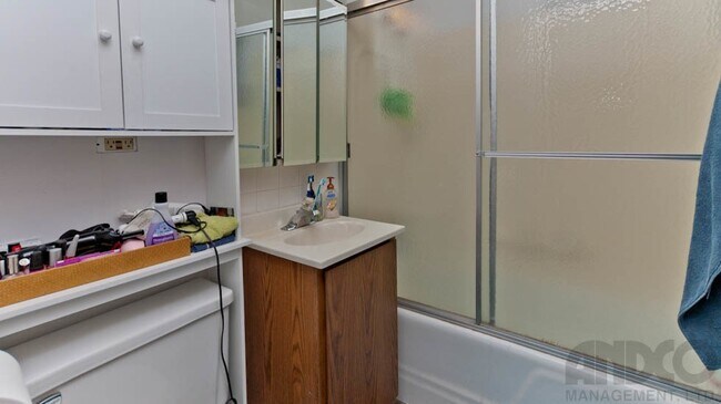Foto del edificio - 1317 W Addison St