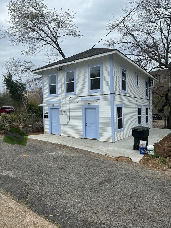 Building Photo - 1844 Line Ave