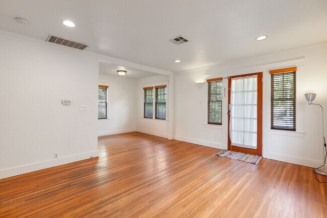 Building Photo - Come home to Pasadena