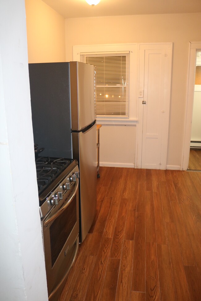 Kitchen - 10114 Burton Ave